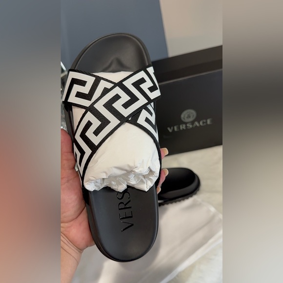 VERSACE 💯 Authentic 
Canvas Printed Slides
Size: EU 39 - Picture 4 of 13